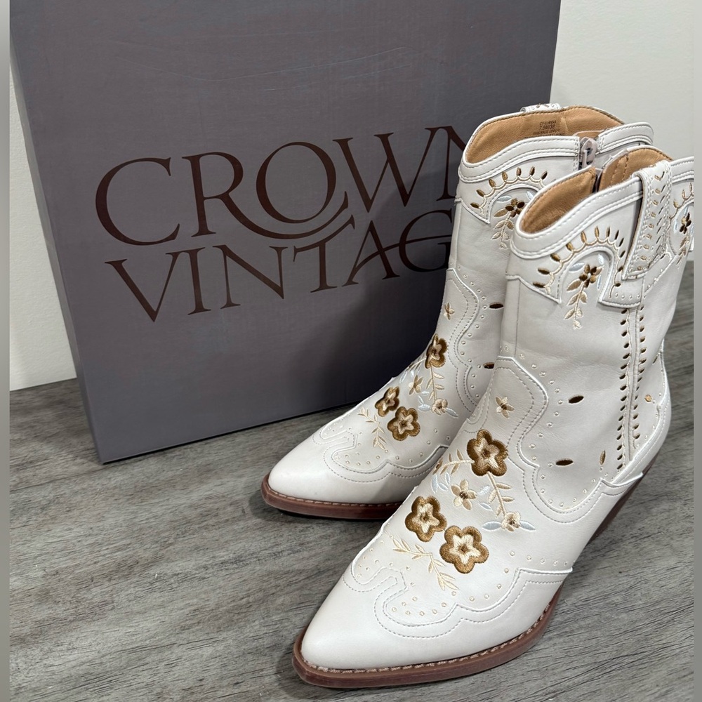 NEW  Crown Vintage Women's flower embroidered cream western style boots size 7.5